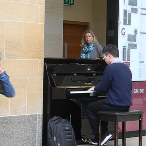 嗯,别,有人来买东西
